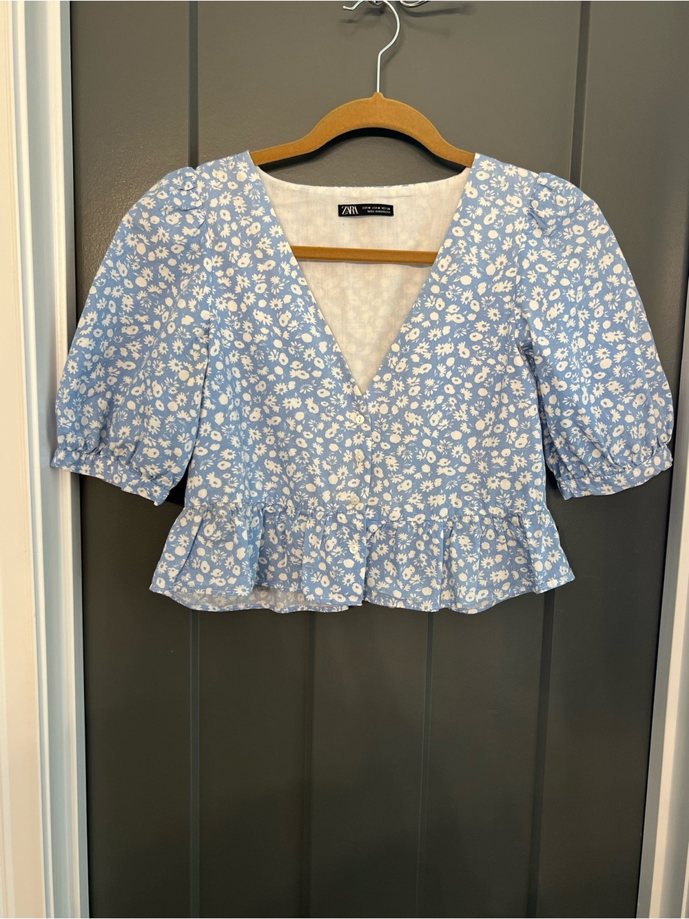 ZARA Blue Floral V-Neck Peplum Top. Size medium. Cropped.
